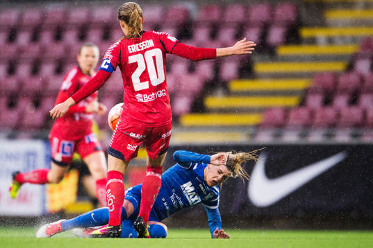 Eskilstunas Olivia Schough faller i en duell med