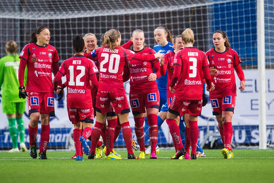 Linköpings Pernille Mosegaard Harder blir kramad av sina