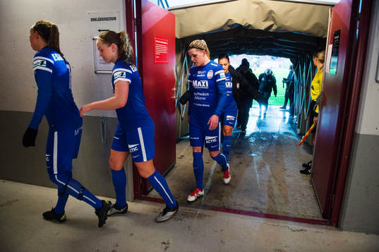 Eskilstunas spelare med Glodis Viggosdottir och Olivia