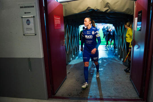 Eskilstunas Louise Quinn deppar när hon går av planen