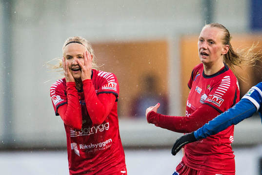 Linköpings Pernille Mosegaard Harder reagerar mot domaren