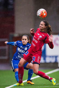 Eskilstunas Malin Diaz Pettersson chippar bollen