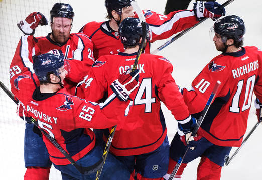 Washingtons Andre Burakovsky jublar med lagkamrater