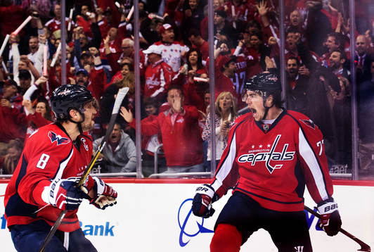 Washingtons Alexander Ovechkin och T.J. Oshie jublar