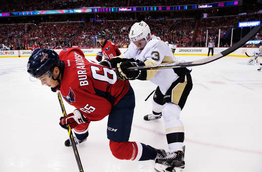 Washingtons Andre Burakovsky tacklas av Pittsburghs Olli