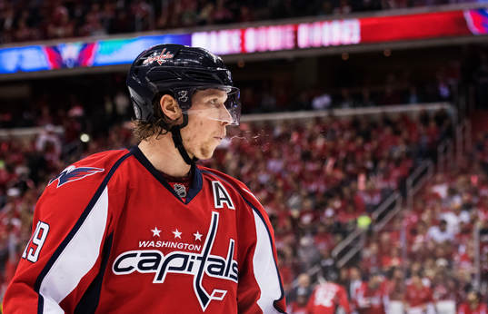 Washingtons Nicklas Bäckström spottar
