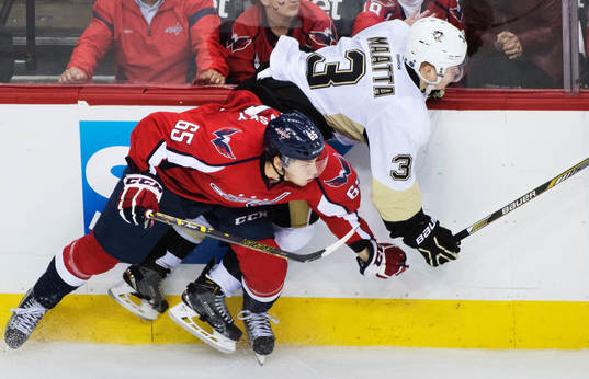 Washingtons Andre Burakovsky i en närkamp med Pittsburghs