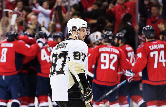 Pittsburghs Sidney Crosby deppar samtidigt som Washingtons