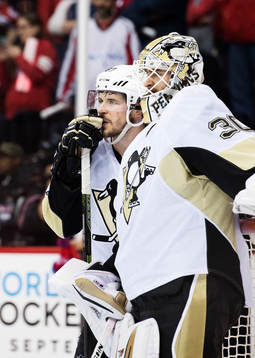 Pittsburghs Sidney Crosby och målvakt Matthew Murray deppar