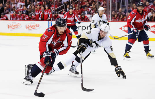 Washingtons T.J. Oshie utmanar Pittsburghs Brian Dumoulin