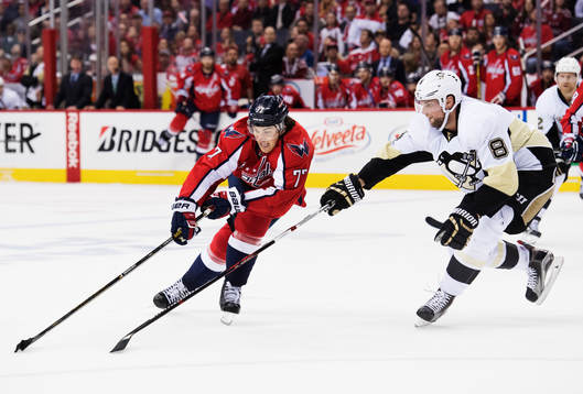 Washingtons T.J. Oshie utmanar Pittsburghs Brian Dumoulin