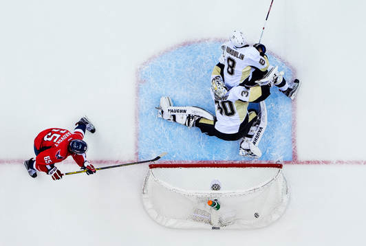 Washingtons Andre Burakovsky skjuter in 1-0 bakom