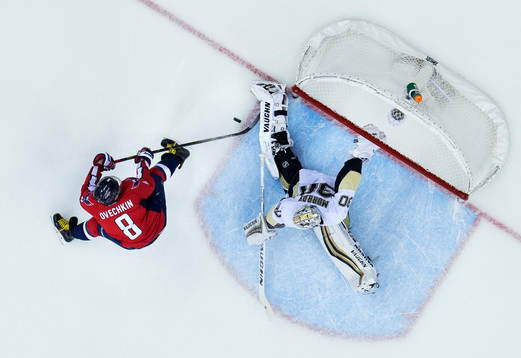 Washingtons Alexander Ovechkin missar ett friläge mot