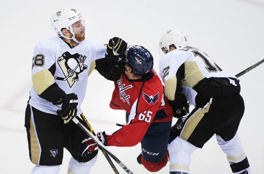 Pittsburghs Ian Cole tacklar Washingtons Andre Burakovsky
