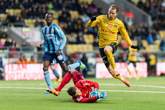 Djurgårdens målvakt Kenneth Høie räddar framför