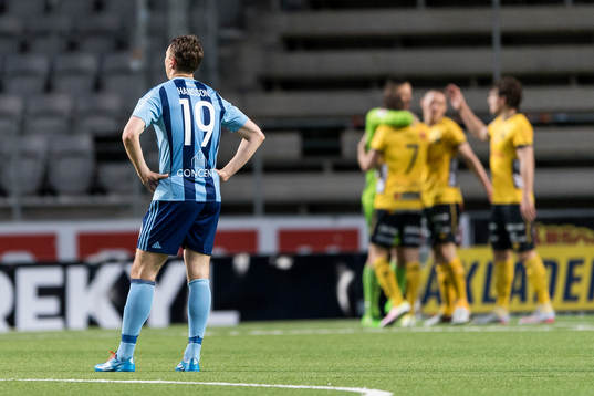 Djurgårdens Marcus Hansson deppar medans Elfsborgs spelare