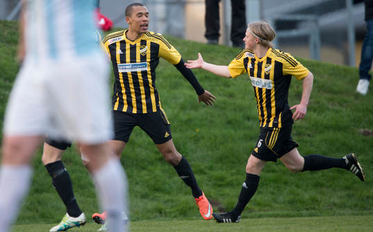IFK Hässleholms Kevin Thompson har gjort 1-0 och grattas