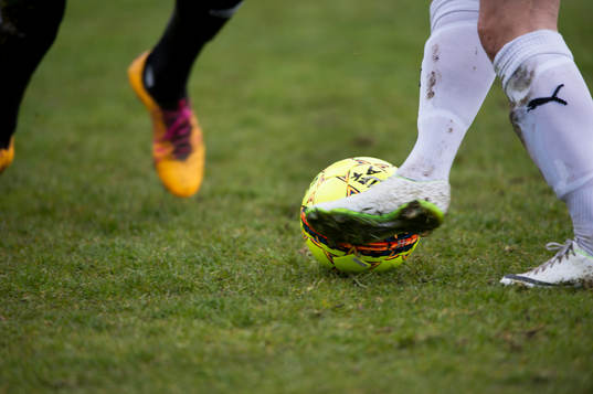 Dribbling i matchen i division 2 mellan IFK Hässleholm och