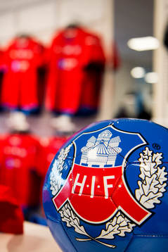 En fotboll med Helsingborgs klubbmärke i HIFs souvenirbutik