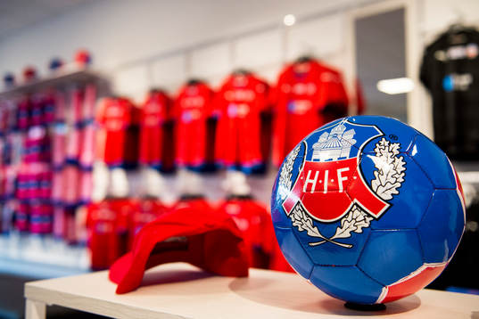 En fotboll med Helsingborgs klubbmärke i HIFs souvenirbutik