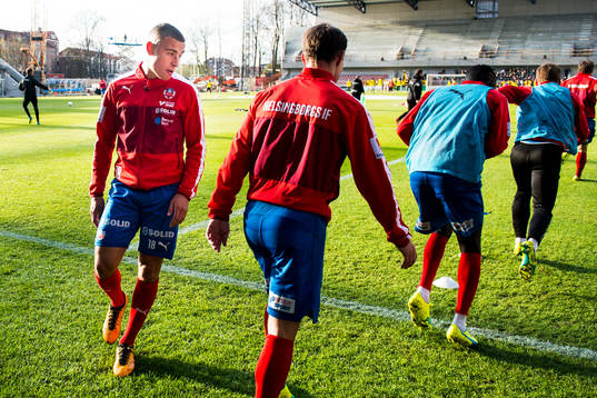 Helsingborgs Jordan Larsson värmer