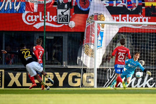 s Carlos Strandberg gör 1-1 bakom Helsingborgs målvakt