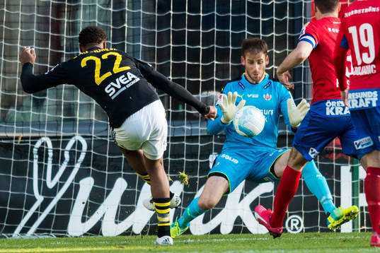 s Carlos Strandberg med målchans mot Helsingborgs målvakt
