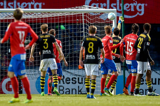 Helsingborgs Jordan Larsson gör 2-1 på frispark på