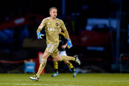 s målvakt Patrik Carlgren är ute och springer