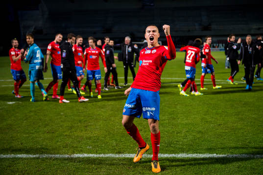 Helsingborgs Jordan Larsson jublar mot publiken