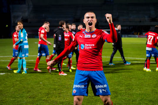 Helsingborgs Jordan Larsson jublar mot publiken