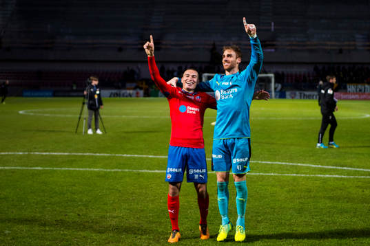 Helsingborgs Jordan Larsson och målvakt Tomer Chencinski