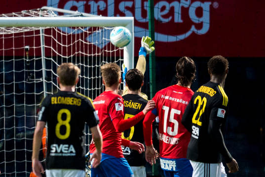 Helsingborgs Jordan Larsson gör 2-1 på frispark i krysset