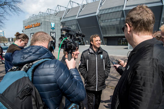 Tränaren Allan Kuhn träffar journalisterna