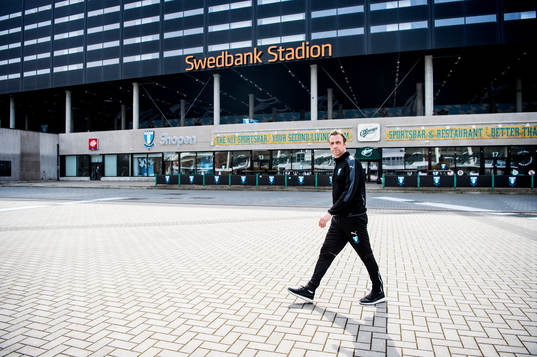 Huvudtränaren i Malmö FF, Allan Kuhn, utanför Swedbank