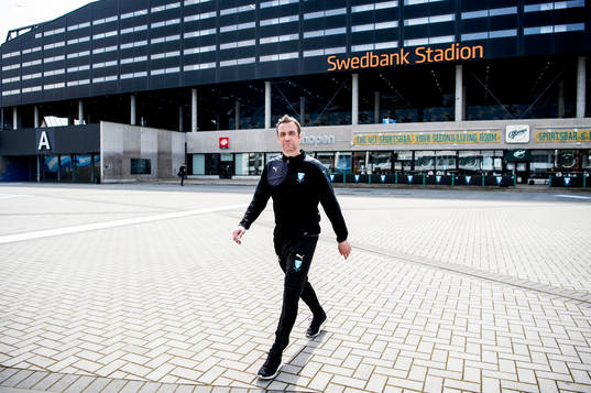 Huvudtränaren i Malmö FF, Allan Kuhn, utanför Swedbank