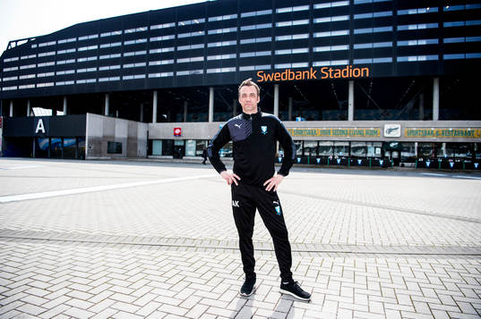 Huvudtränaren i Malmö FF, Allan Kuhn, utanför Swedbank