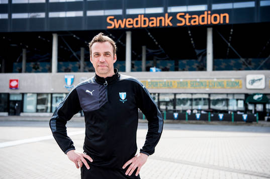 Huvudtränaren i Malmö FF, Allan Kuhn, utanför Swedbank