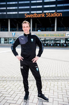 Huvudtränaren i Malmö FF, Allan Kuhn, utanför Swedbank