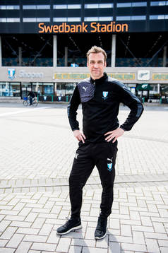 Huvudtränaren i Malmö FF, Allan Kuhn, utanför Swedbank