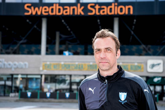 Huvudtränaren i Malmö FF, Allan Kuhn, utanför Swedbank