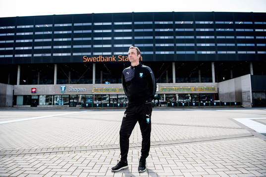 Huvudtränaren i Malmö FF, Allan Kuhn, utanför Swedbank