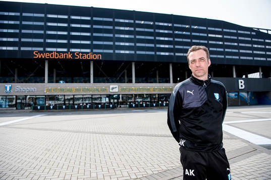 Huvudtränaren i Malmö FF, Allan Kuhn, utanför Swedbank