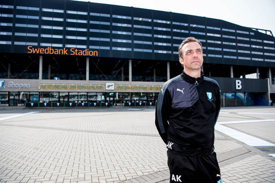Huvudtränaren i Malmö FF, Allan Kuhn, utanför Swedbank
