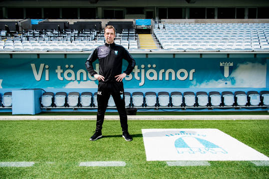 Huvudtränaren i Malmö FF, Allan Kuhn, framför bänken