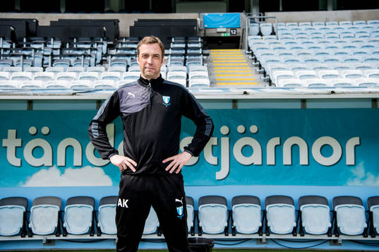 Huvudtränaren i Malmö FF, Allan Kuhn, framför bänken