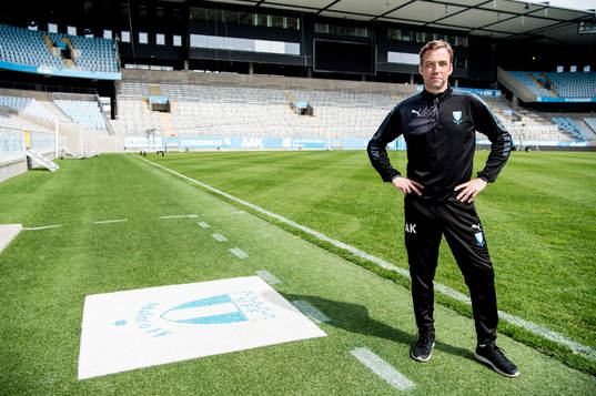 Huvudtränaren i Malmö FF, Allan Kuhn, inne på planen på