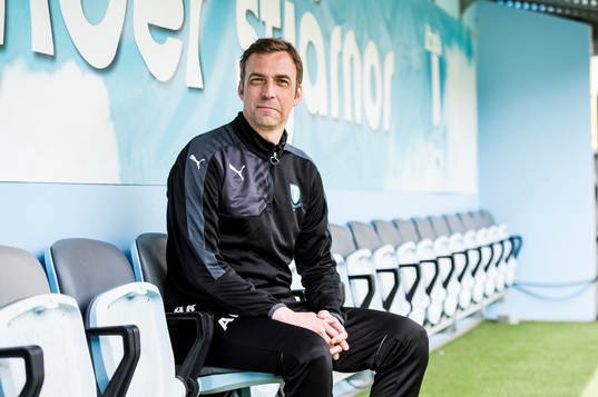 Huvudtränaren i Malmö FF, Allan Kuhn, på bänken inne