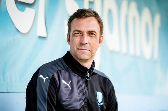 Huvudtränaren i Malmö FF, Allan Kuhn, på bänken inne