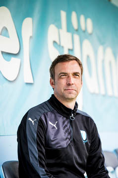 Huvudtränaren i Malmö FF, Allan Kuhn, på bänken inne